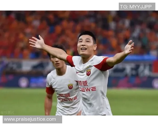 上海上港与山东队激战正酣争夺中超联赛重要积分的关键之战